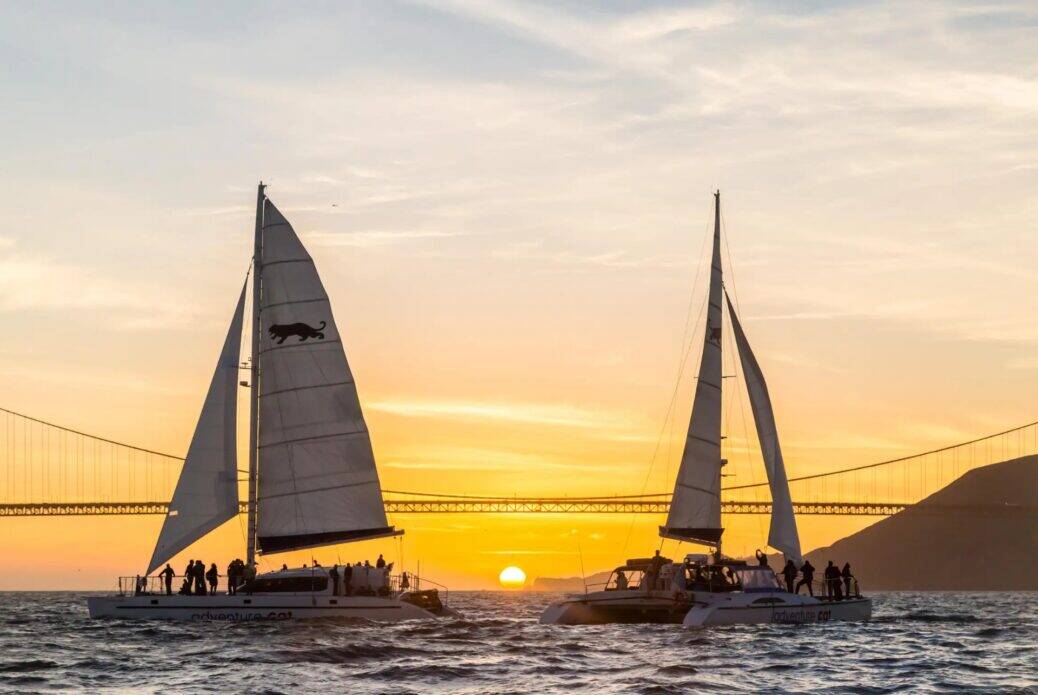 Croisière en catamaran au coucher de soleil dans la baie