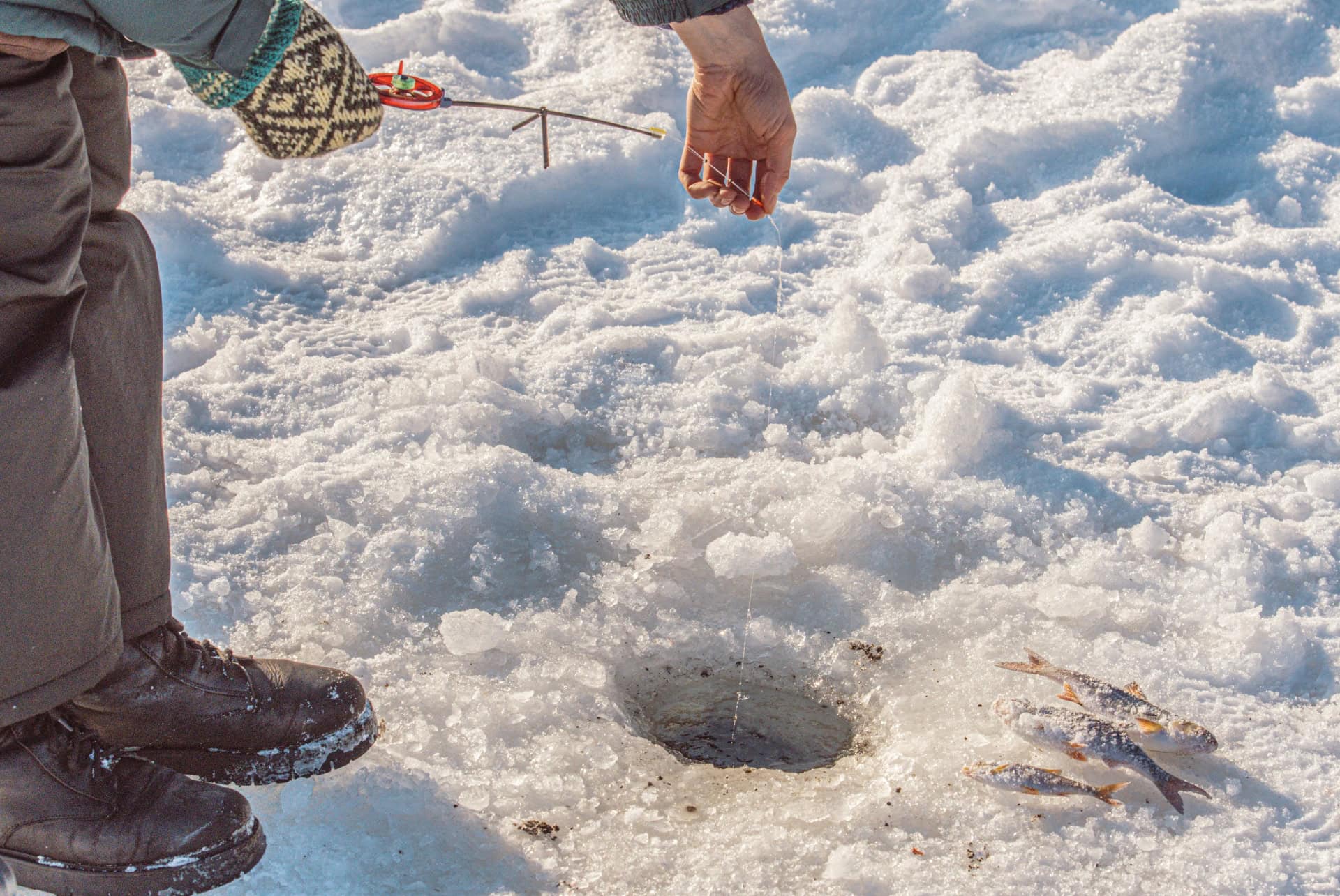 peche sur glace finlande en mars
