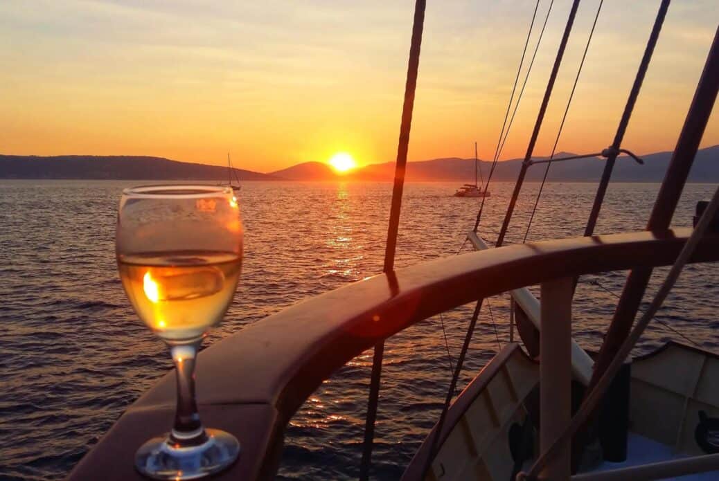 Croisière en mer au coucher du soleil