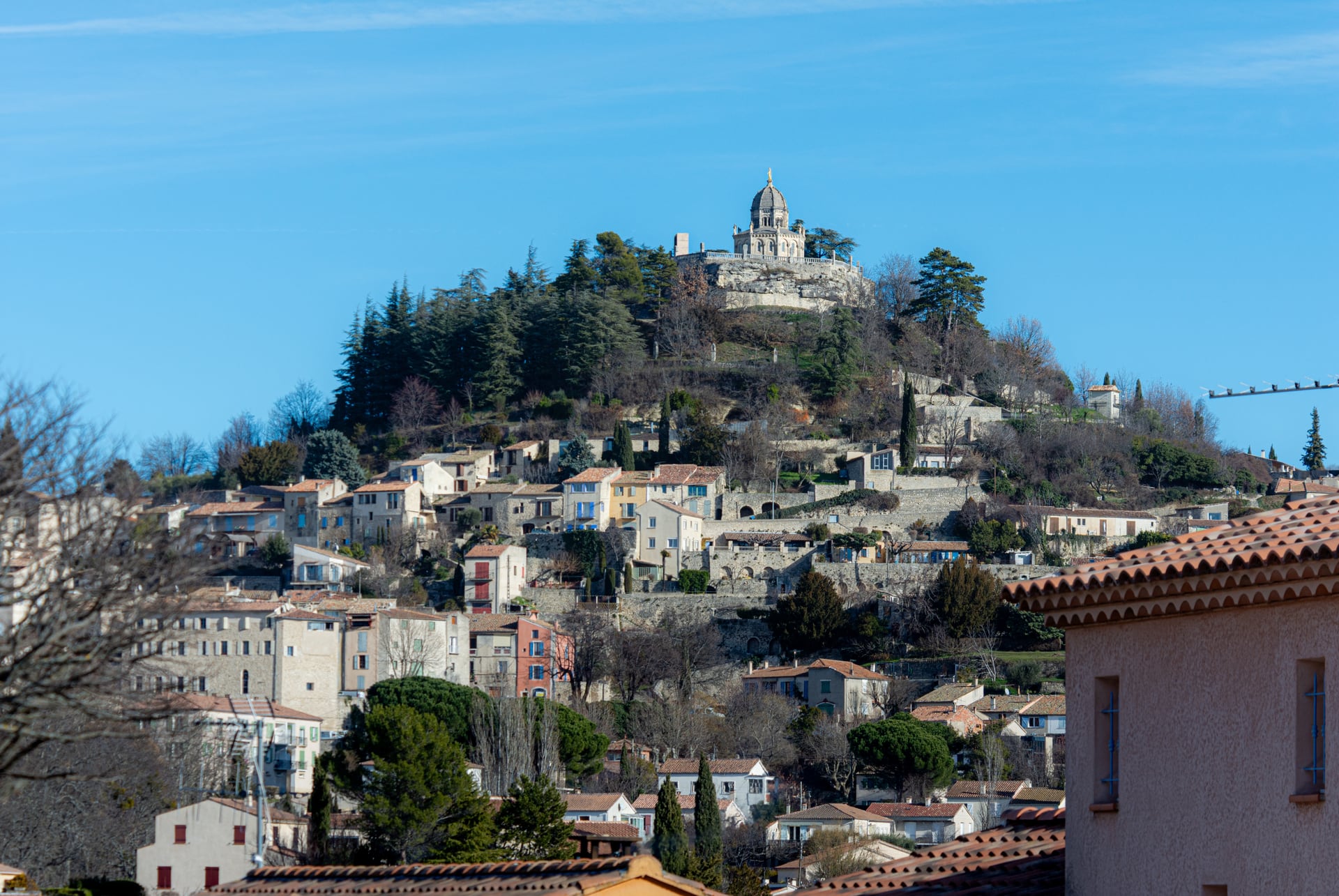 Vieille ville de Forcalquier et chapelle de la citadelle au sommet de la colline Vieille ville de Forcalquier et chapelle de la citadelle au sommet de la colline