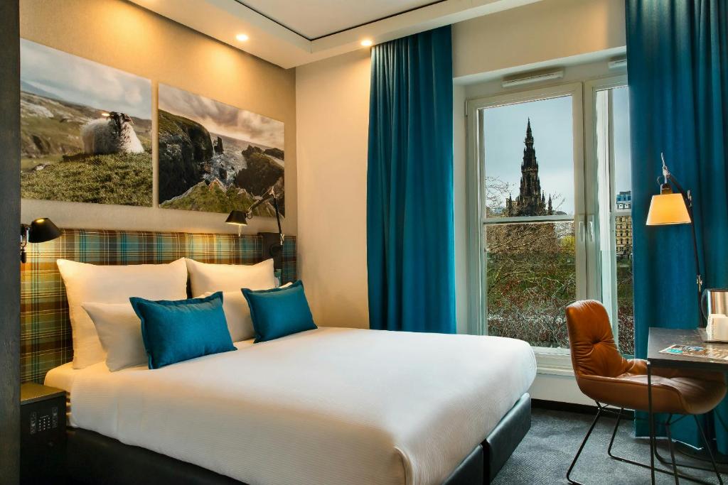 Chambre double du Motel One Edinburgh-Royal avec vue sur le Scott Monument Chambre double du Motel One Edinburgh-Royal avec vue sur le Scott Monument