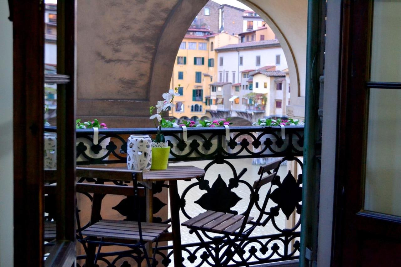 Balcon du Pontevecchio Relais sous les arcades du Ponte Vecchio Balcon du Pontevecchio Relais sous les arcades du Ponte Vecchio