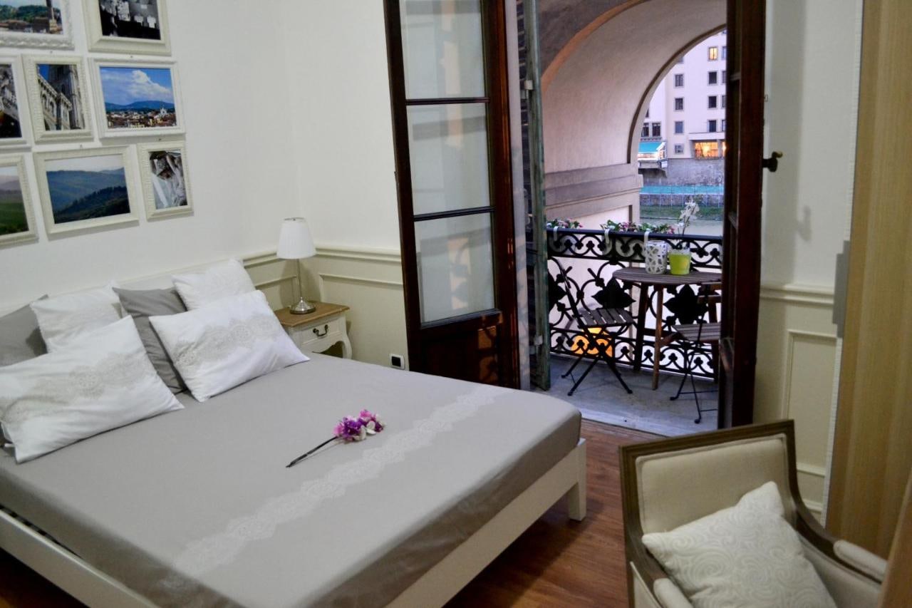 Chambre double du Pontevecchio Relais ouverte sur son balcon Chambre double du Pontevecchio Relais ouverte sur son balcon