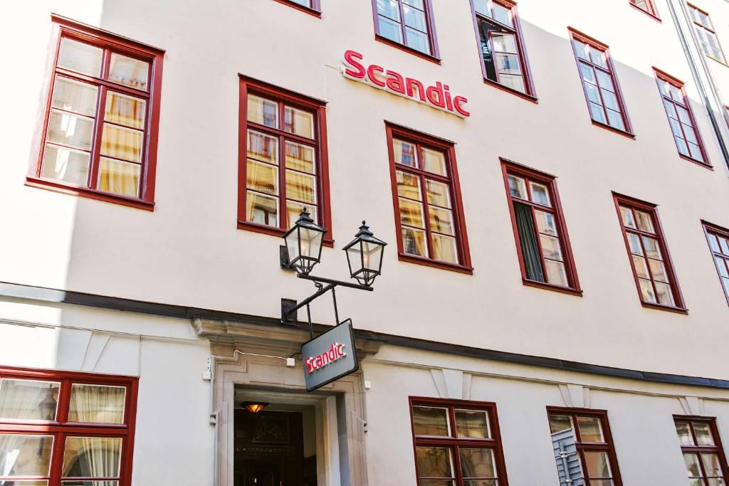 Façade du Scandic Gamla Stan dans une ruelle de la vieille ville Façade du Scandic Gamla Stan dans une ruelle de la vieille ville