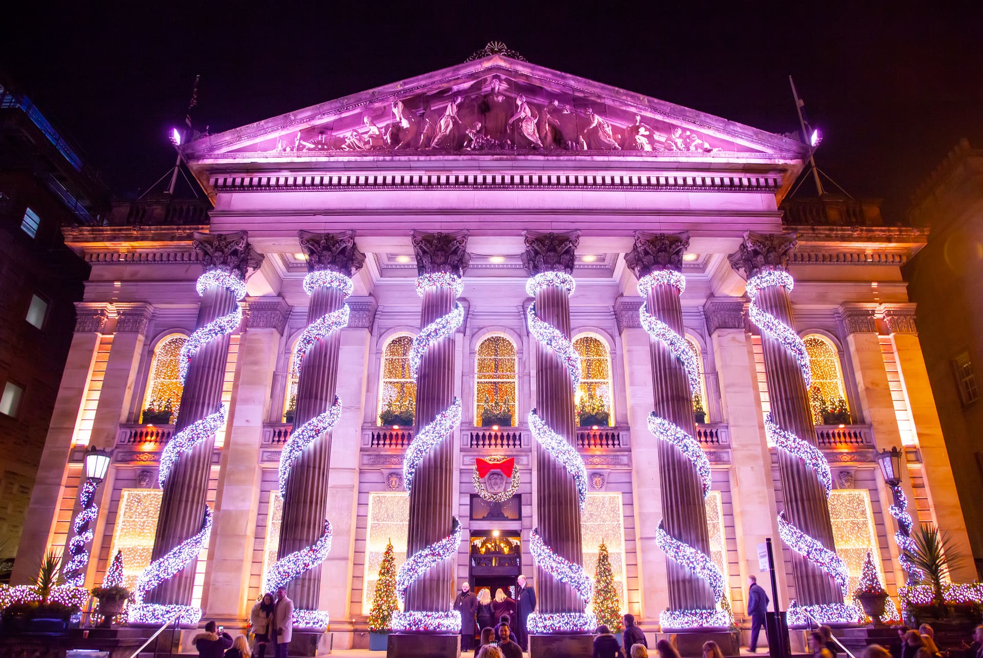Façade de The Dome illuminée pour Noël sur George Street à Édimbourg Façade de The Dome illuminée pour Noël sur George Street à Édimbourg