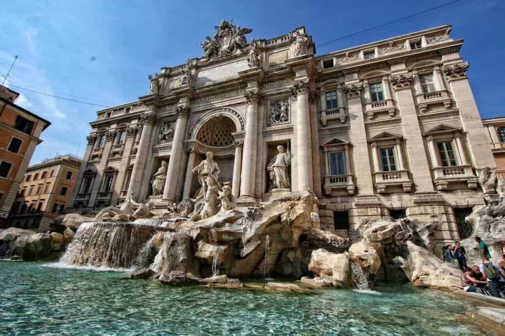 fontaine de trevi incontournable de rome