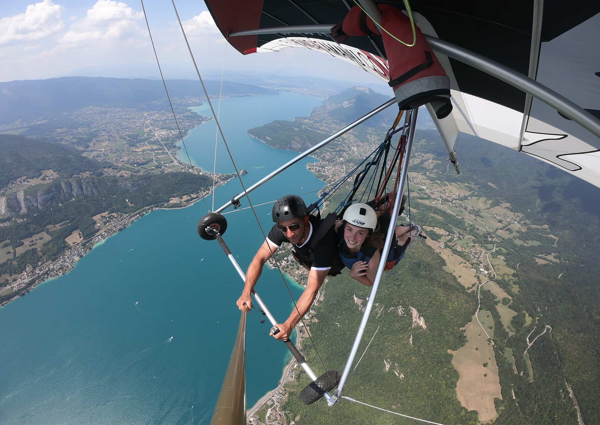 deltaplane au dessus du lac