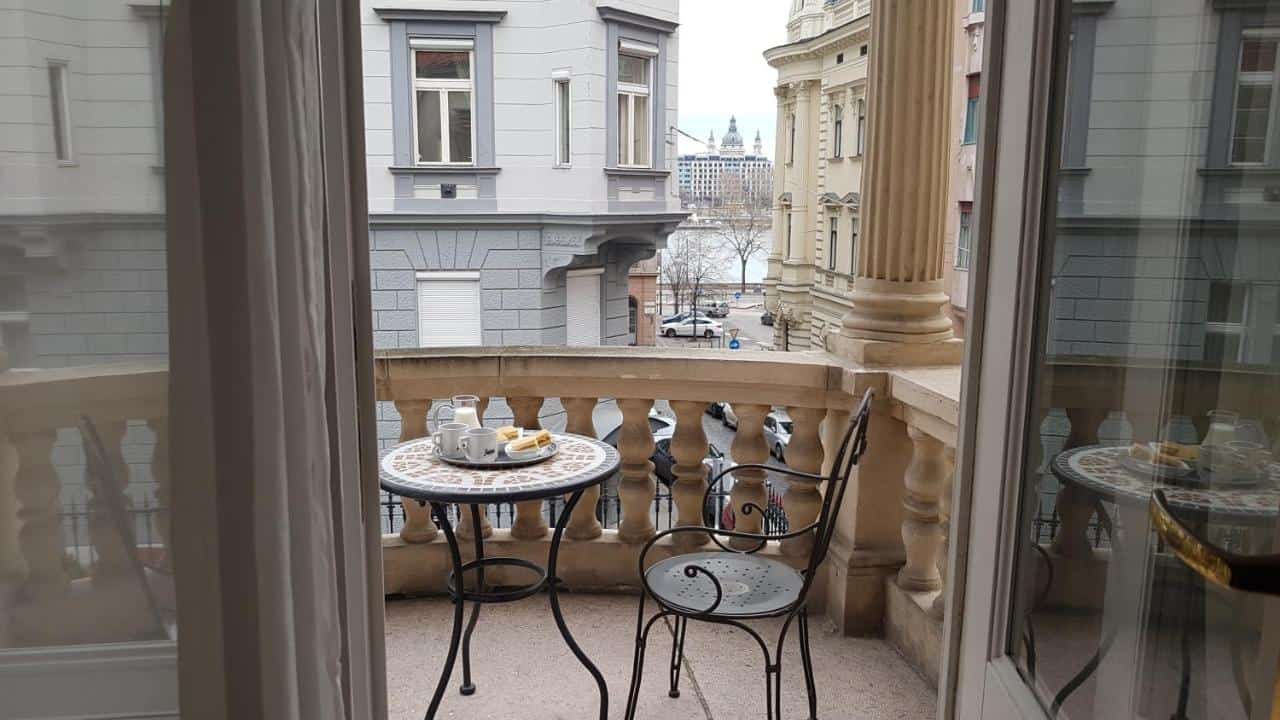 ekszerdoboz a budai var alatt
