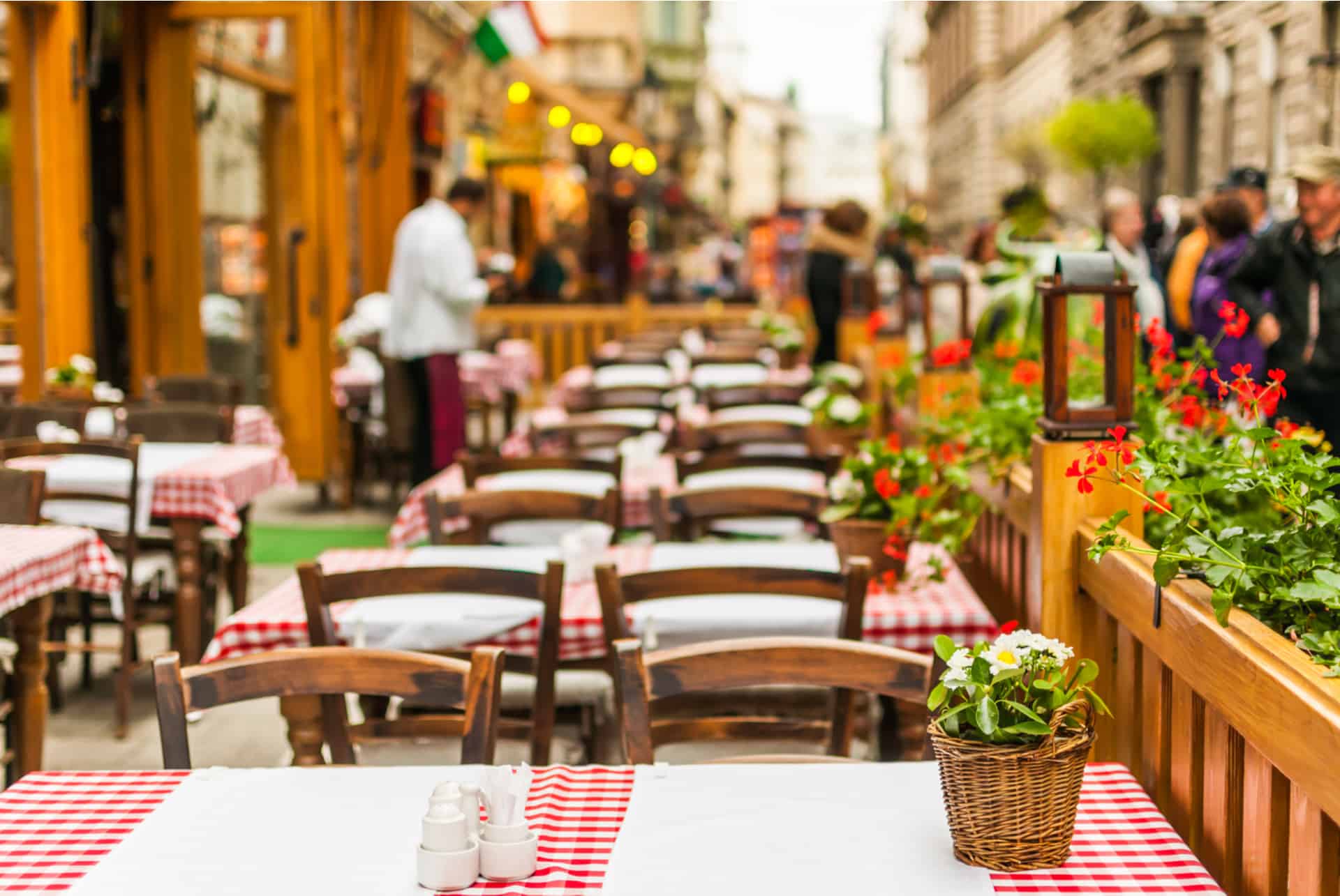 Столики на улице кафе. Кафе на улице Будапешт. Итальянское кафе. Красивое уличное кафе. Уличное кафе Италия.