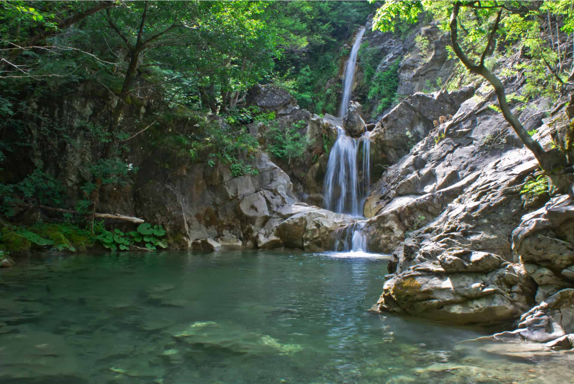 cascade dans les gorges de vikos