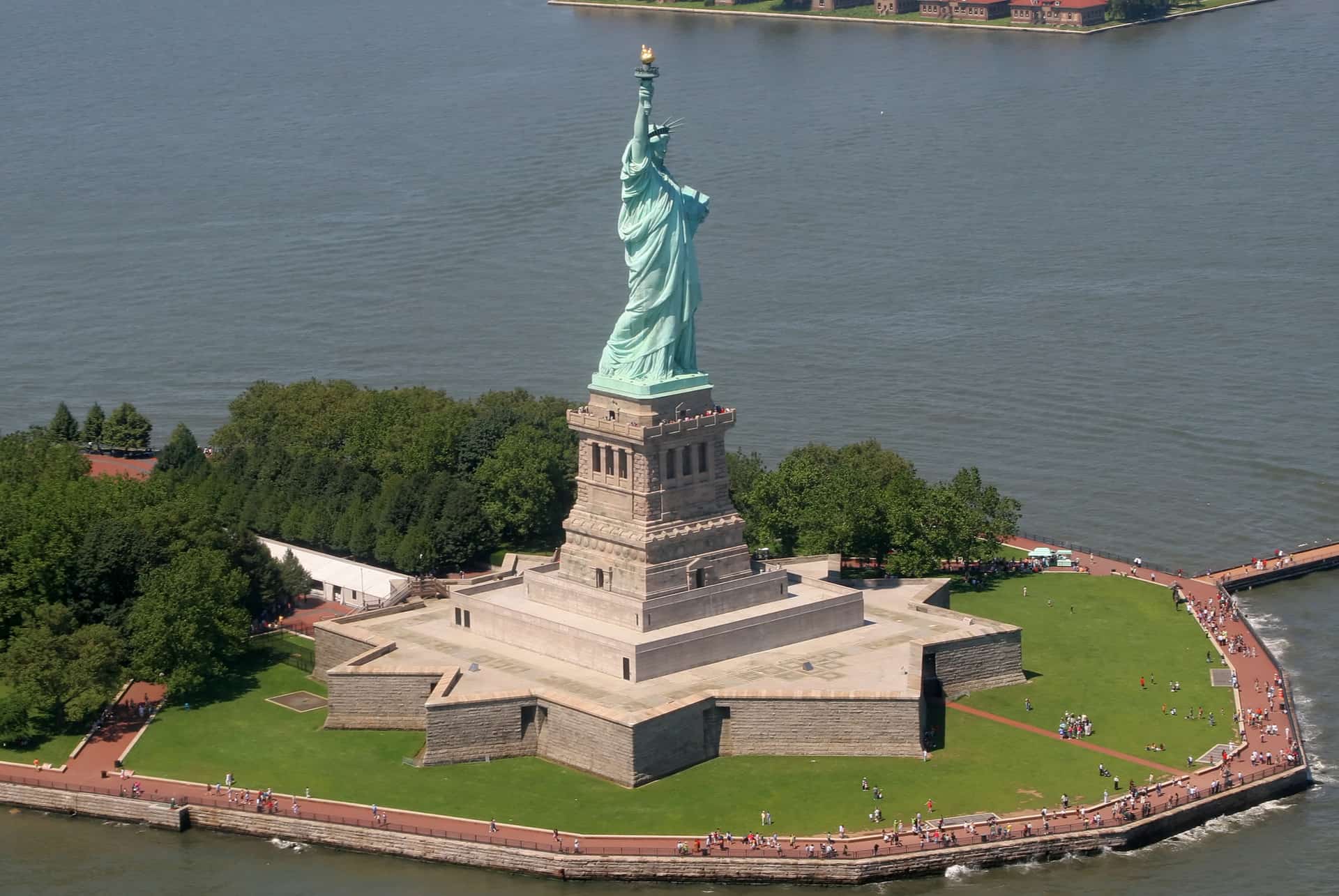 statue de la liberte aerial
