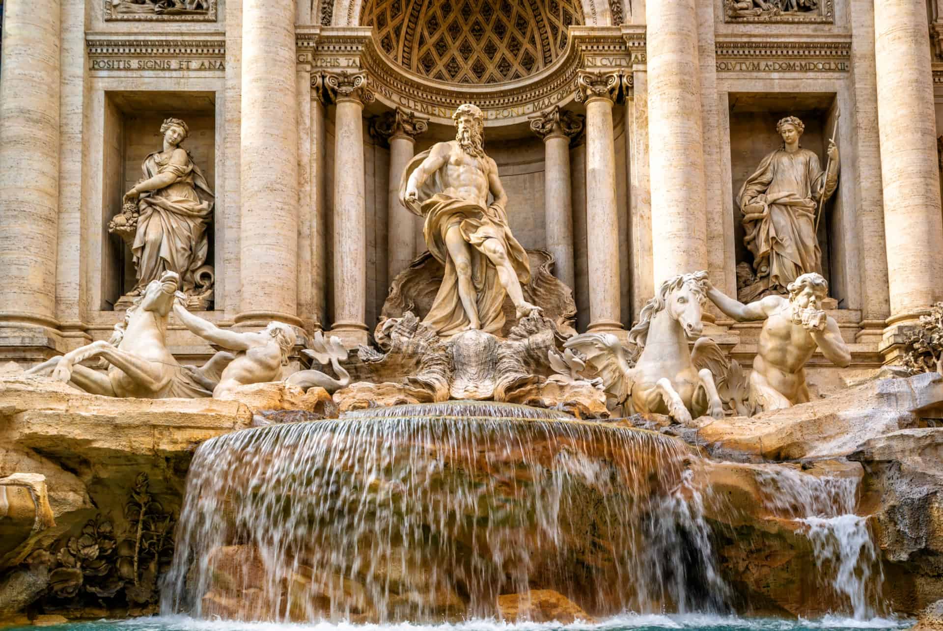 fontaine de trevi detail