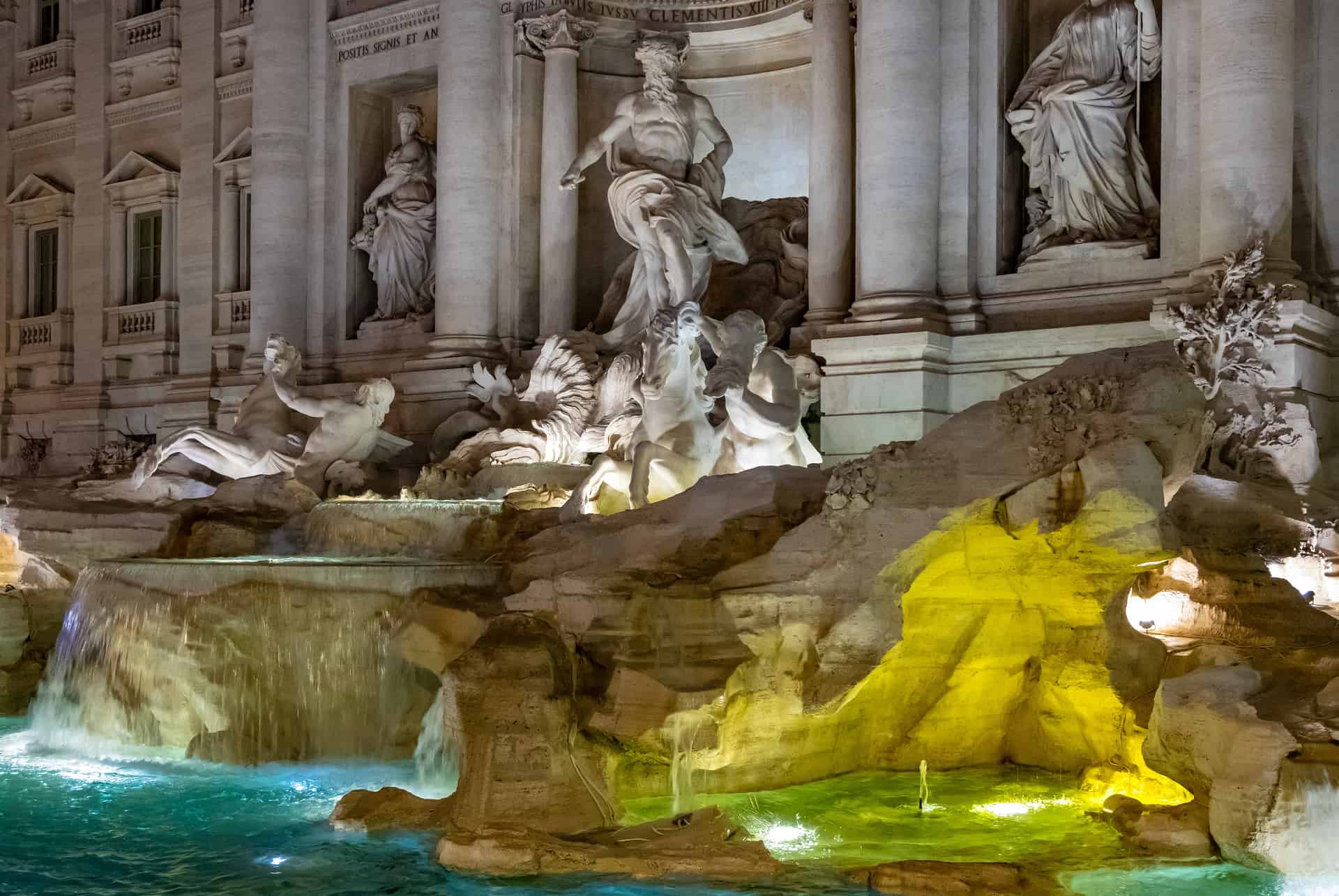 fontaine de trevi le soir