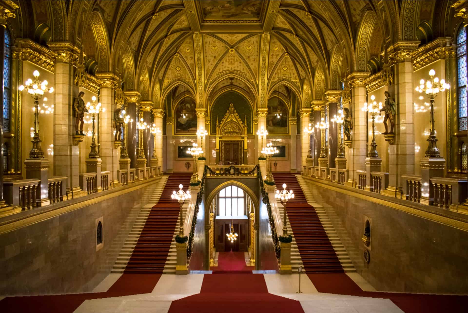 grand escalier parlement budapest