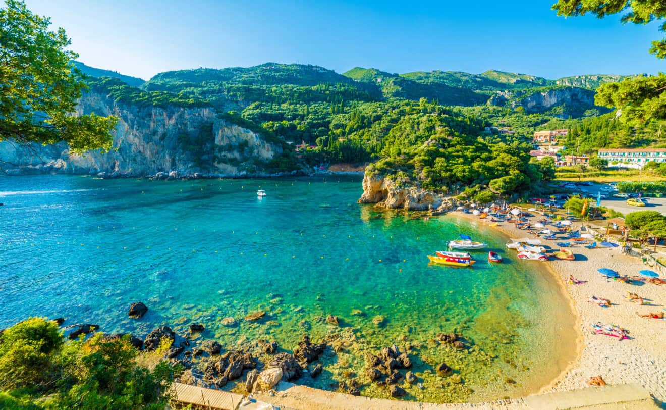 La plage de Paleokastritsa, l'une des plus belles plages de Grèce