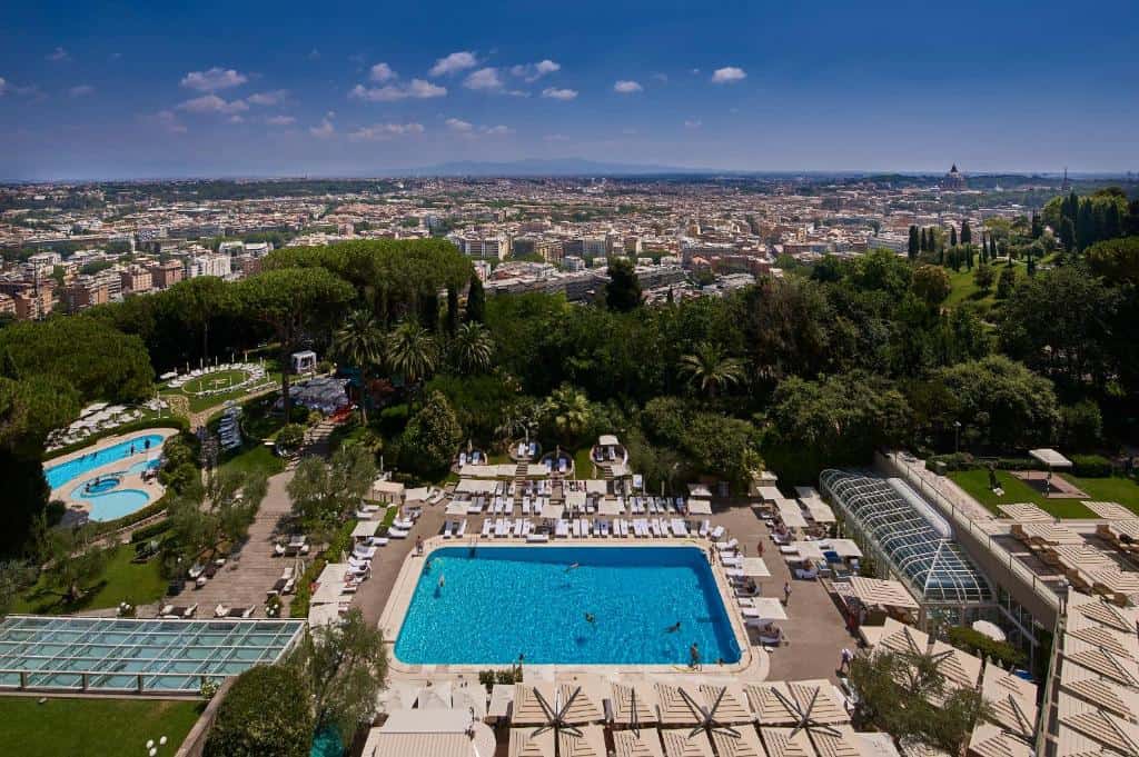rome cavalieri hotel piscine
