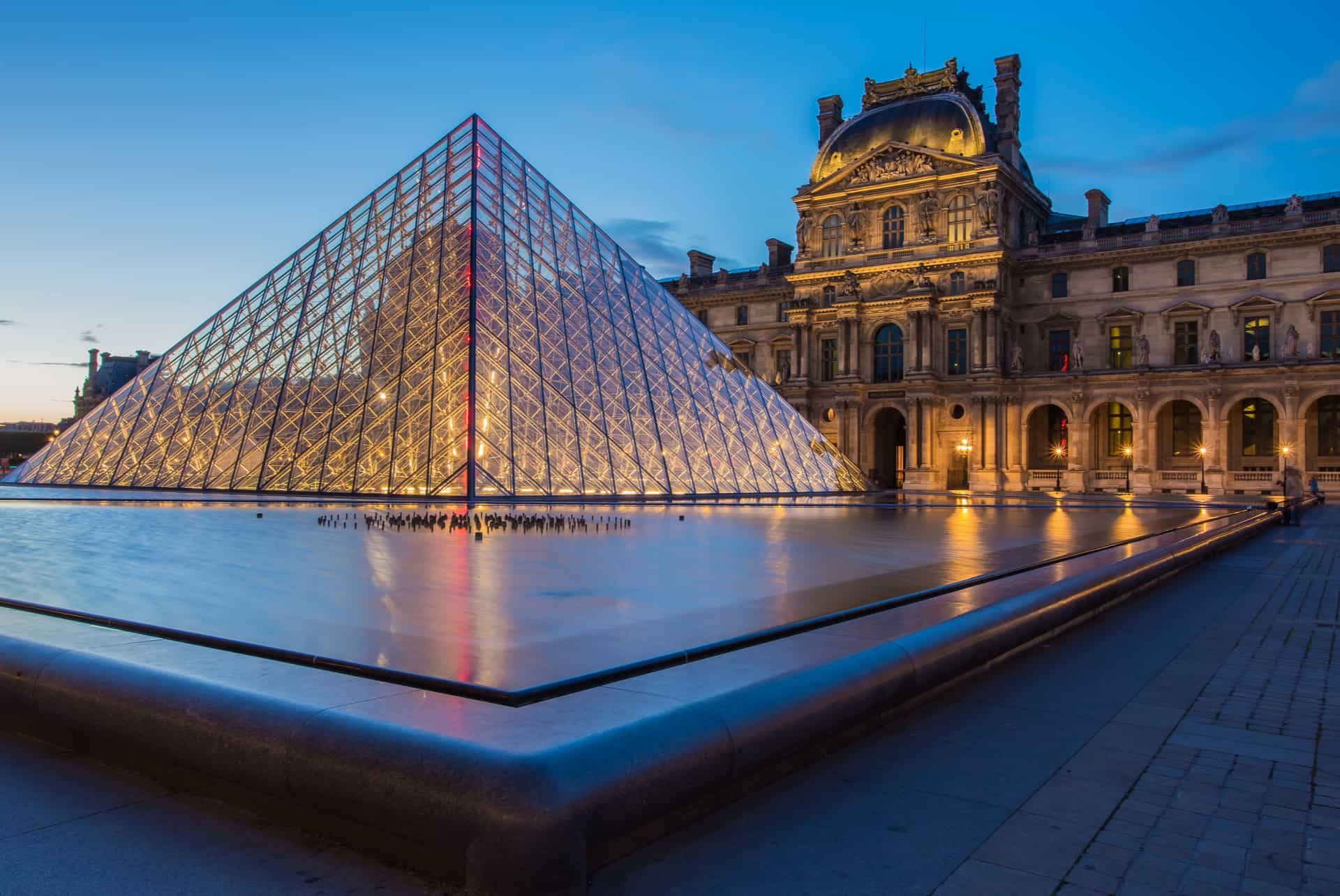 pyramide du louvre musees paris