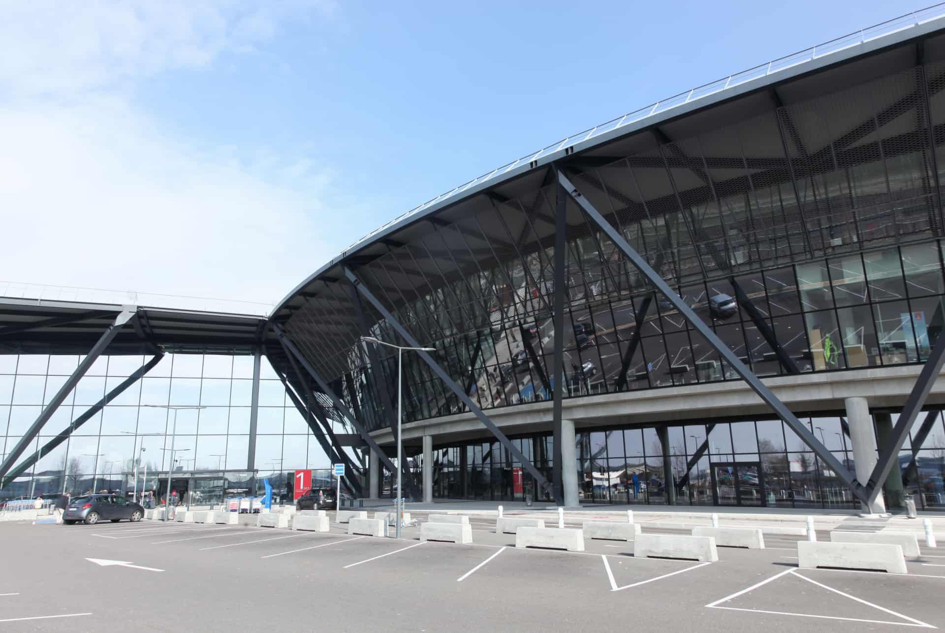 parking aeroport lyon pas cher