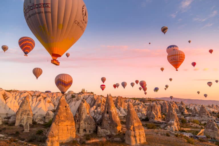 Vol en montgolfière au-dessus des cheminées de fée