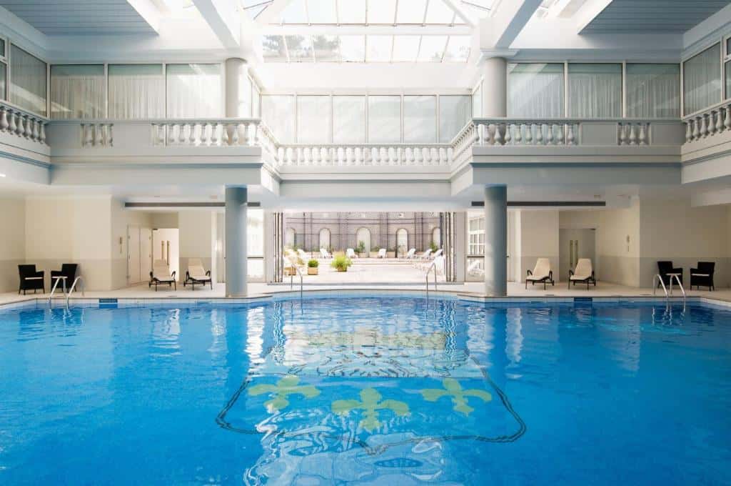 piscine waldorf astoria trianon palace hotels spa ile de france