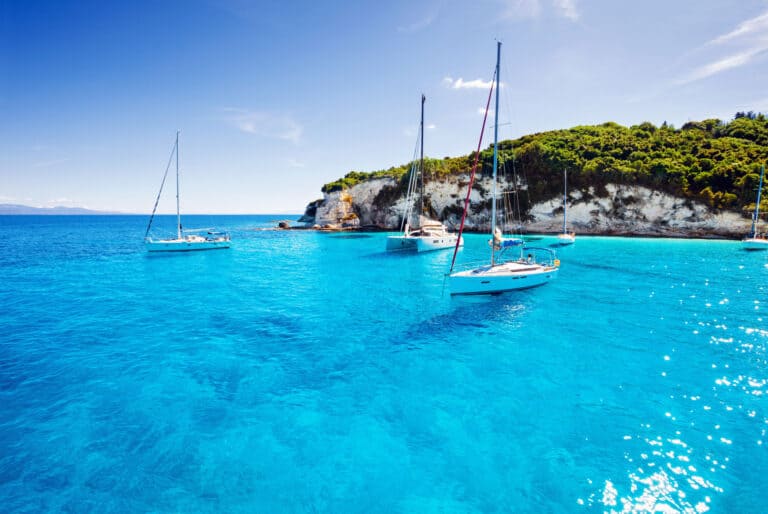 Croisière en voilier sur l'île de Dia