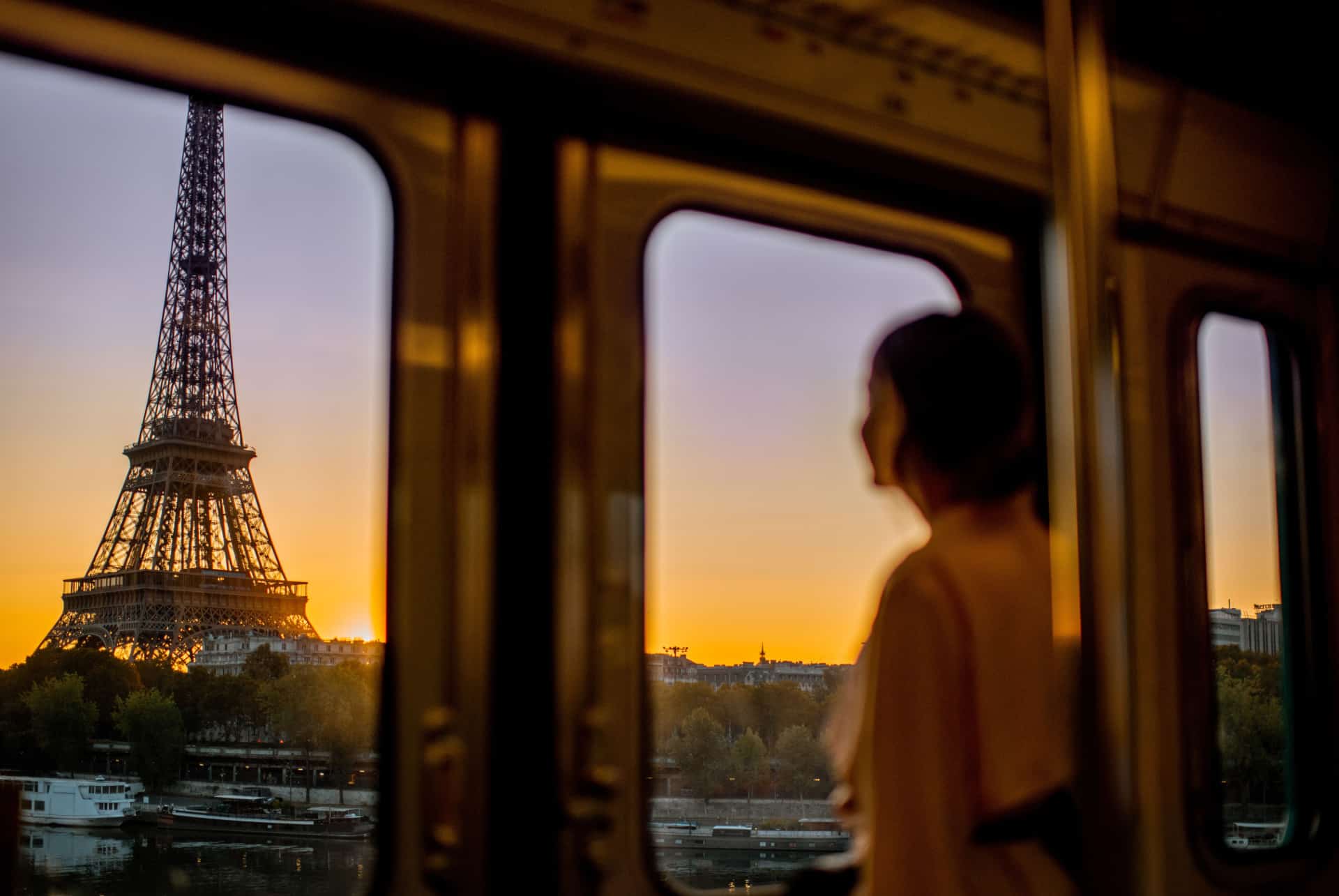 tour eiffel en metro