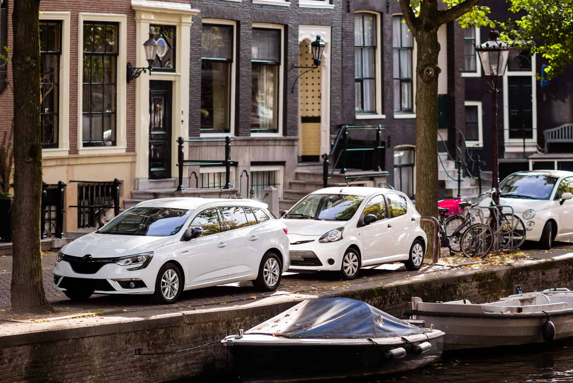 voiture bord du canal amsterdam