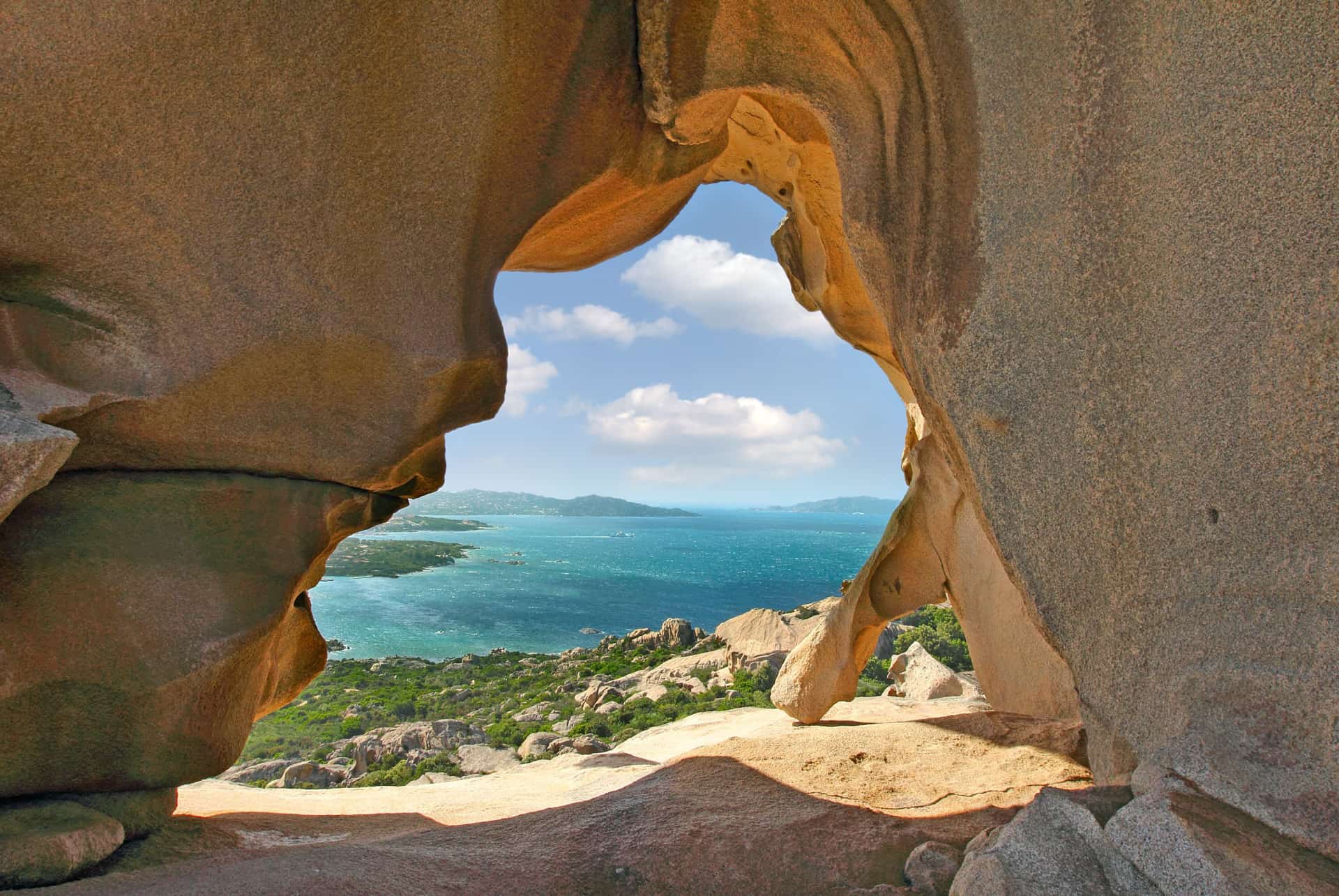 falaises et grotte en sardaigne ou partir en juin