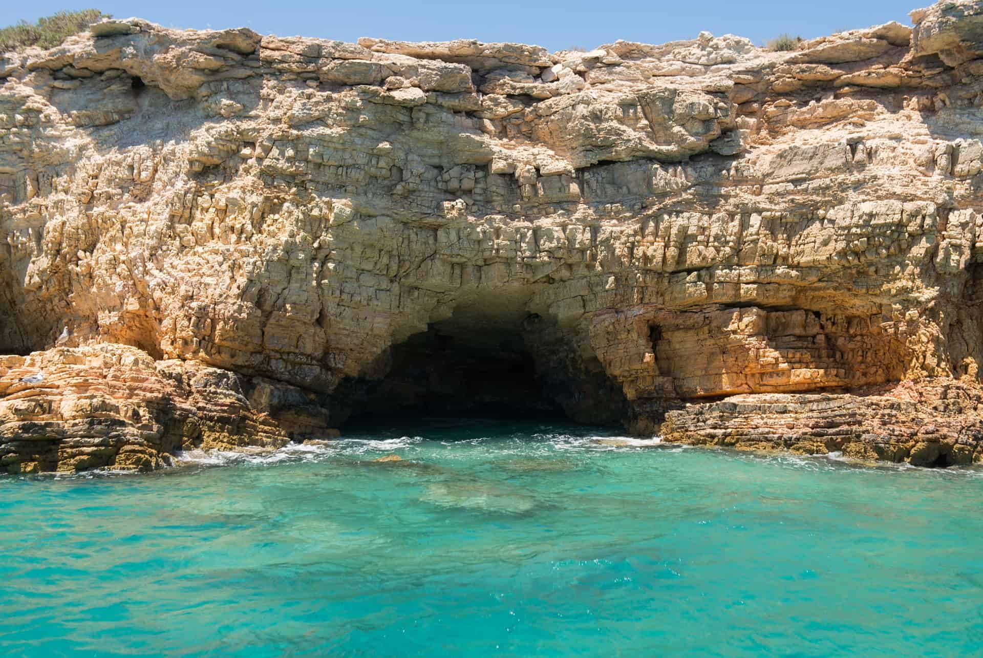 grotte en mer cyclades