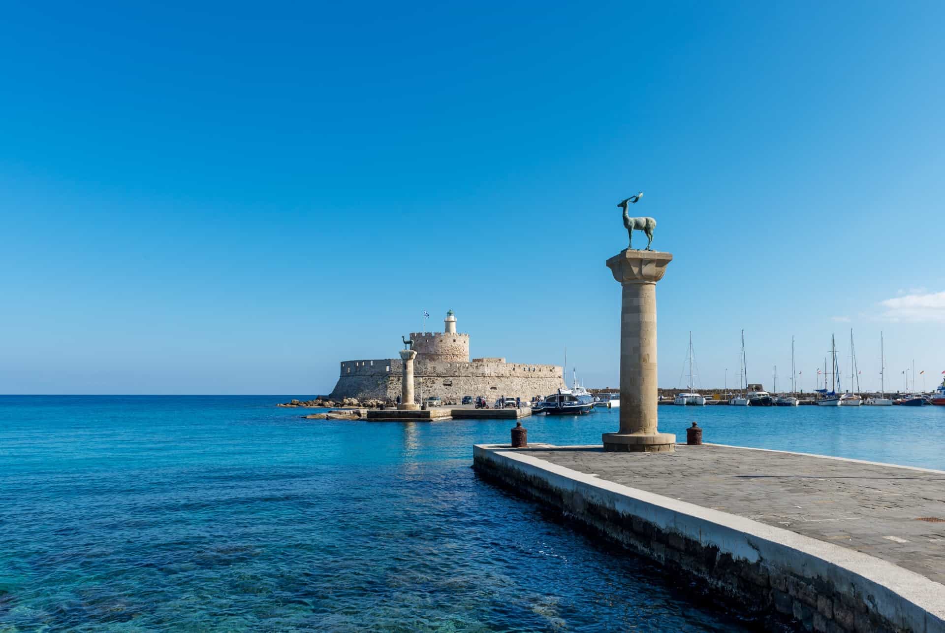 lieu ou se tenait le colosse de rhodes