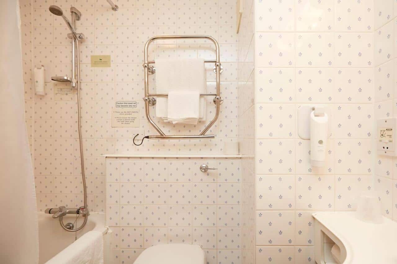 salle de bain hotel two brewers