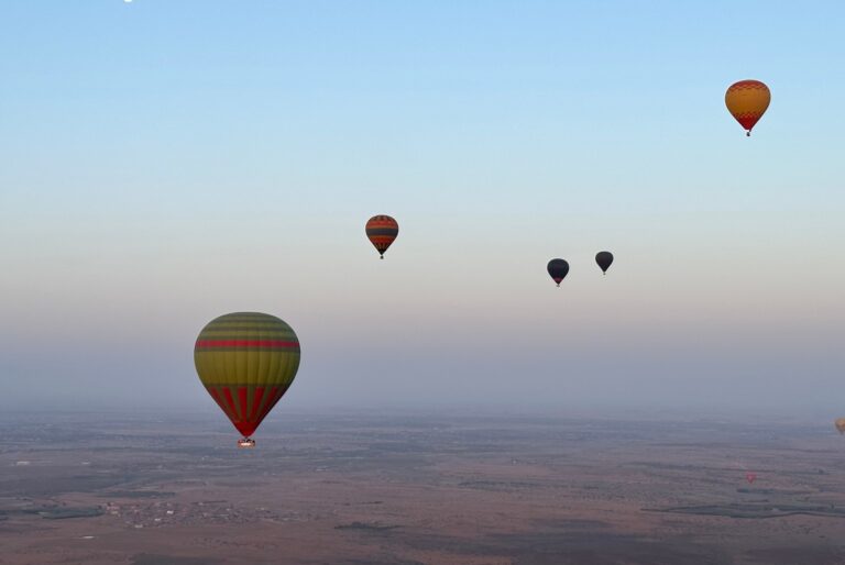 Vol en montgolfière au-dessus du désert