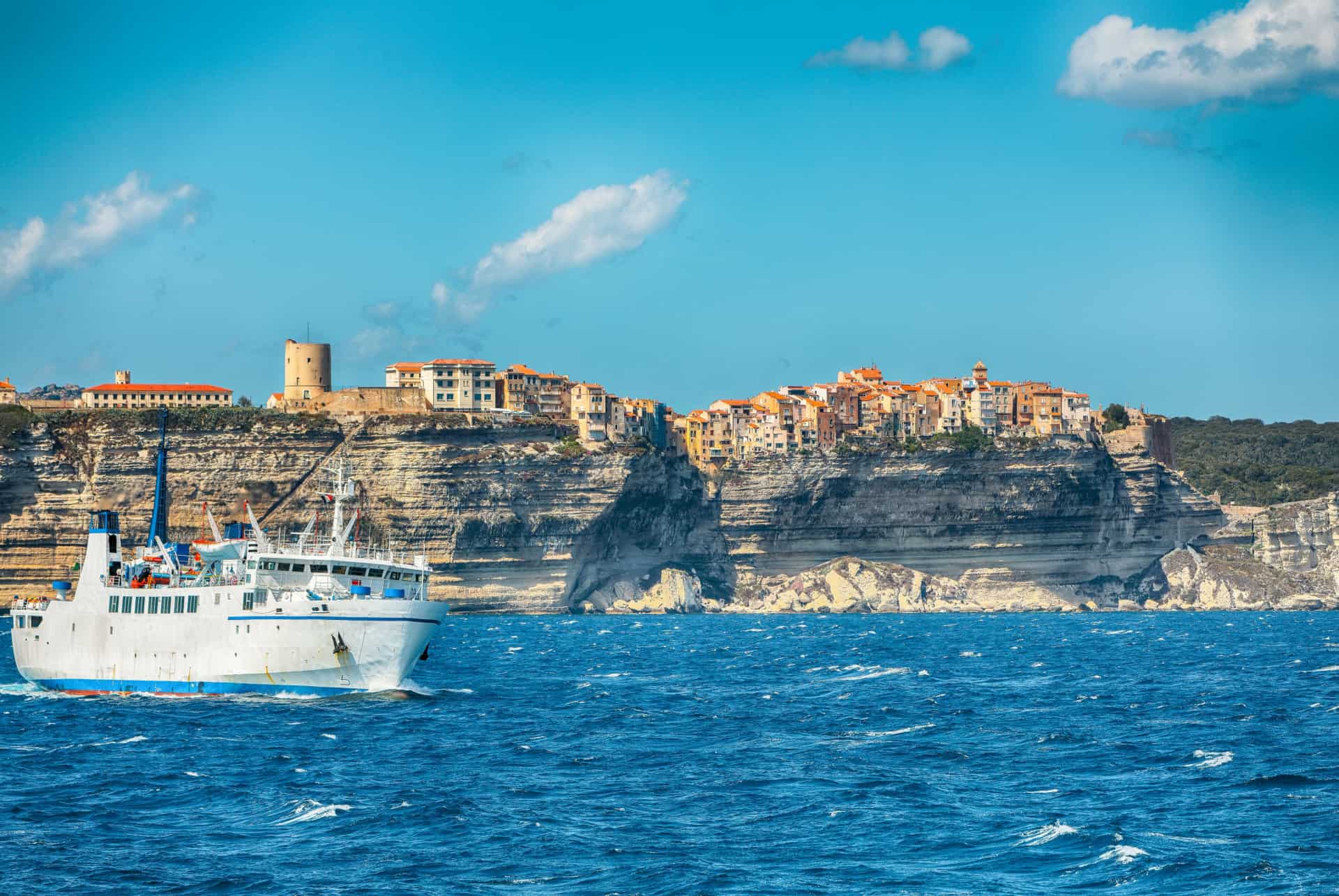 que faire a bonifacio : excursions en bateau