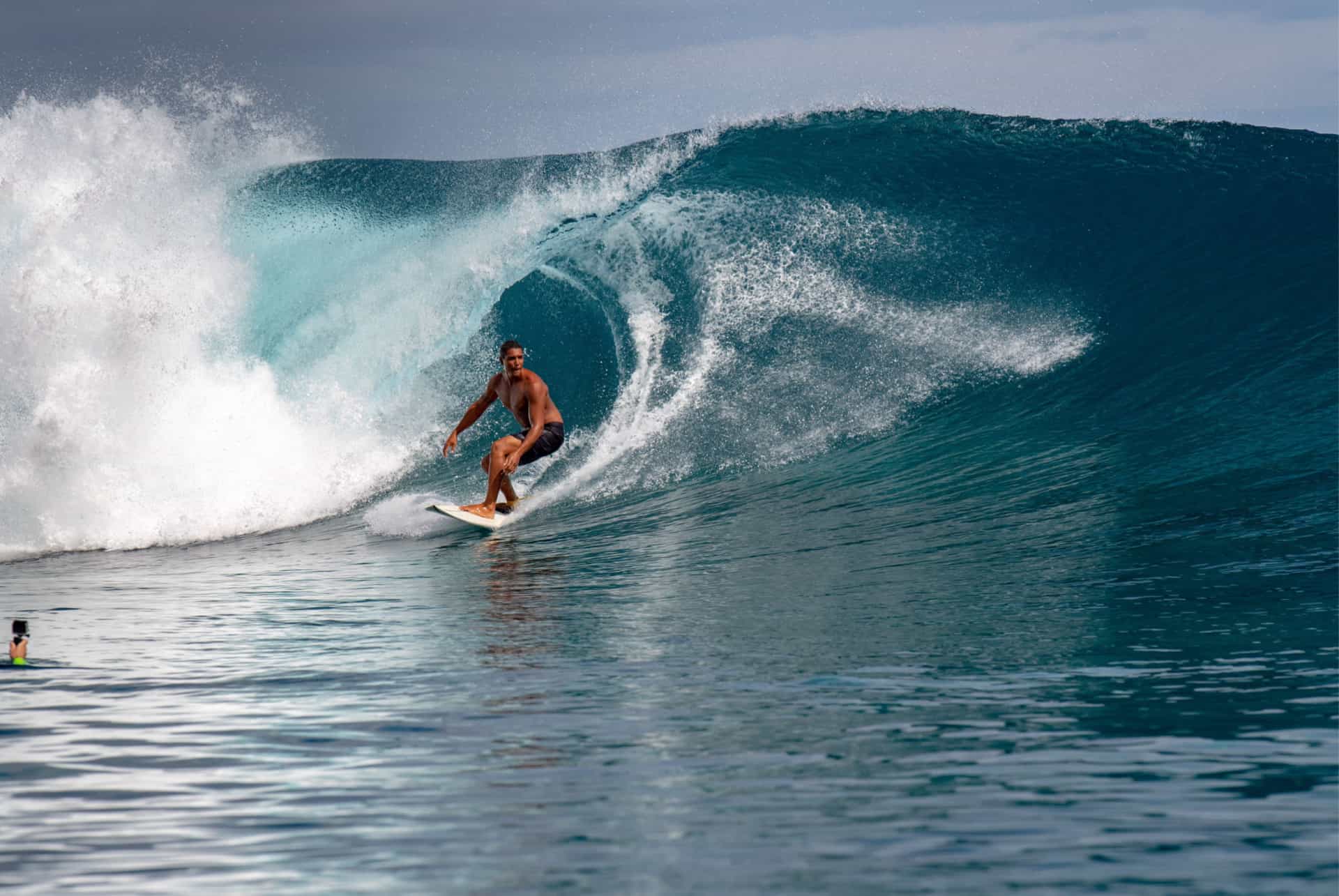 surfer a tahiti