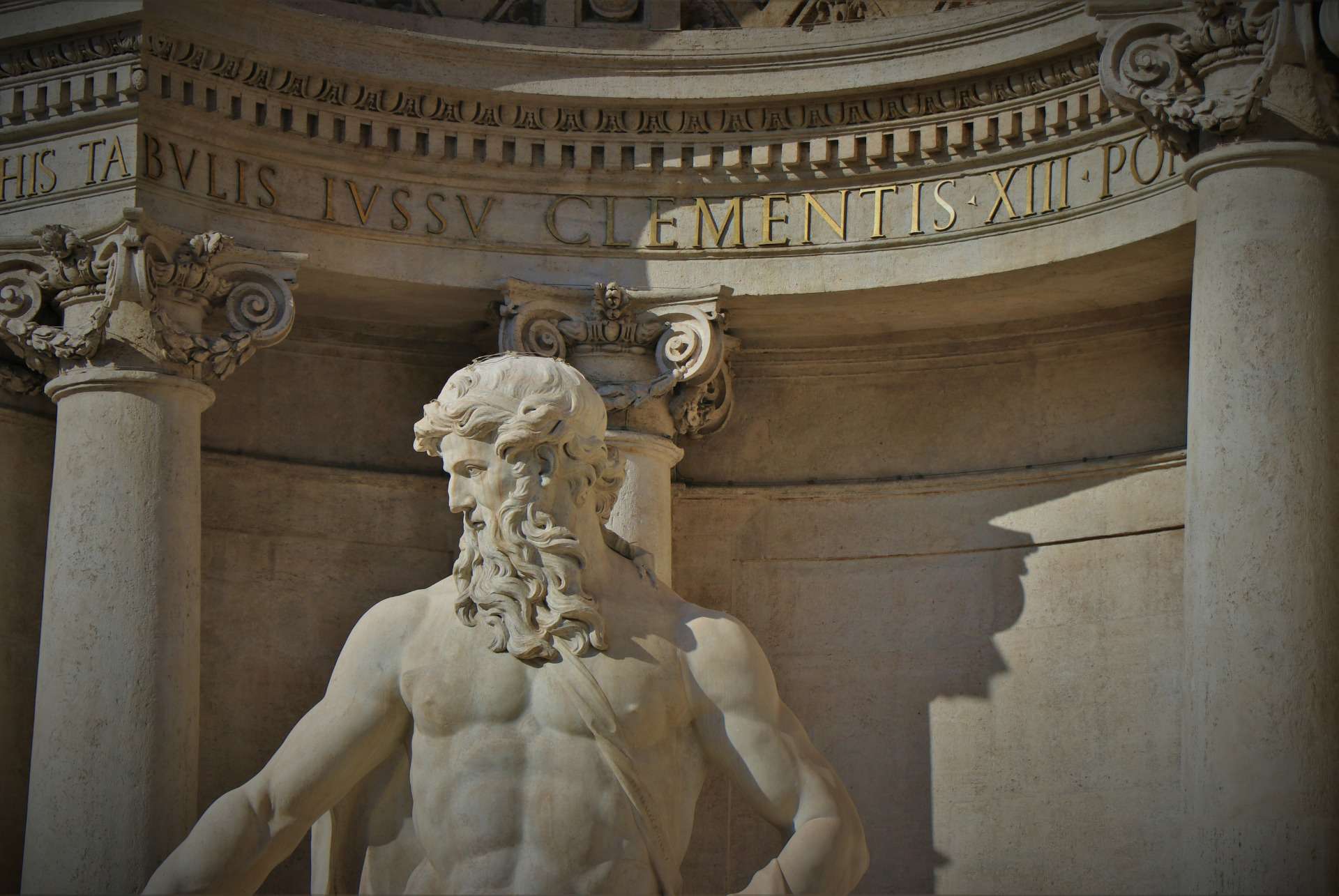 details statue fontaine trevi