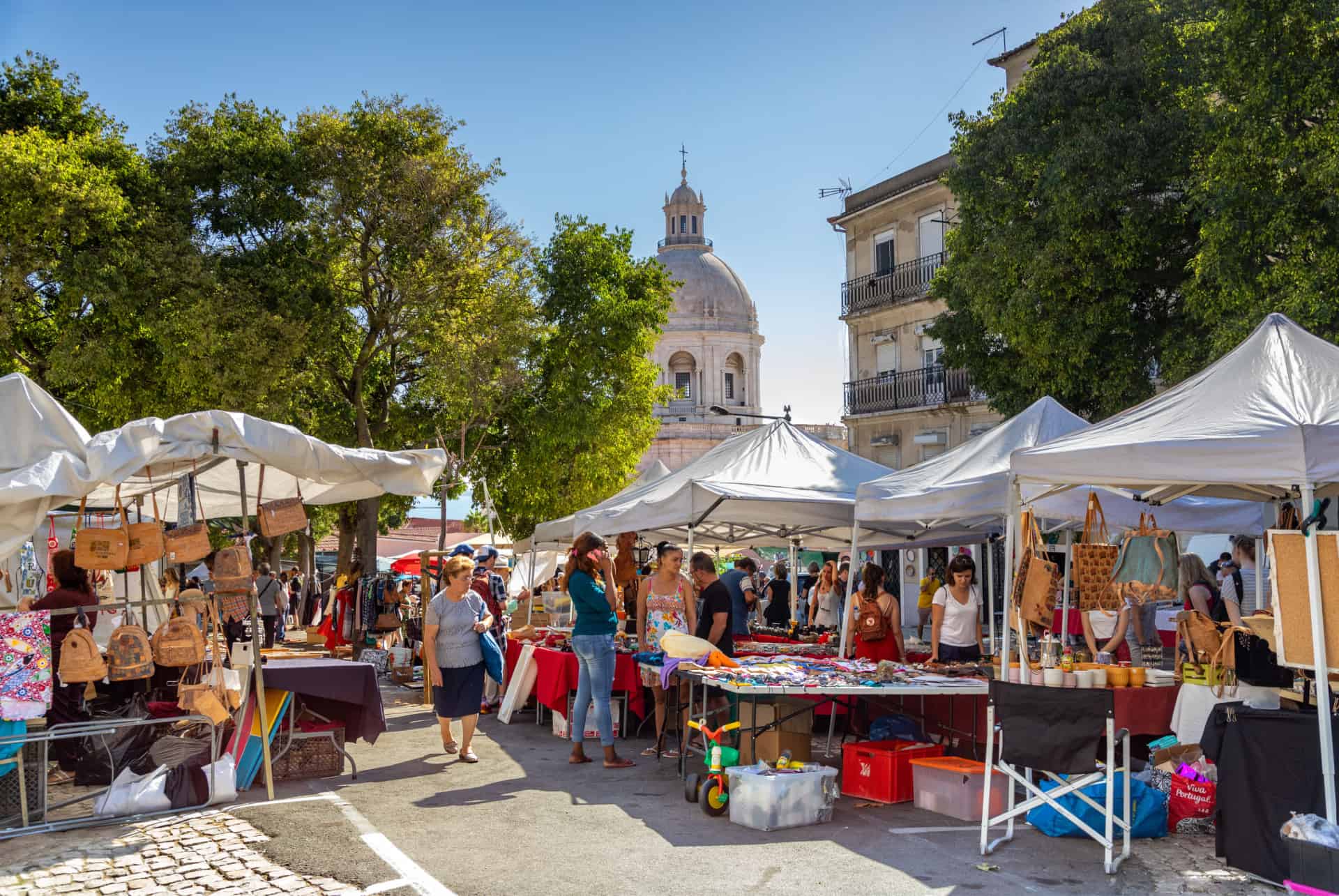 feira da ladra quartier alfama lisbonne