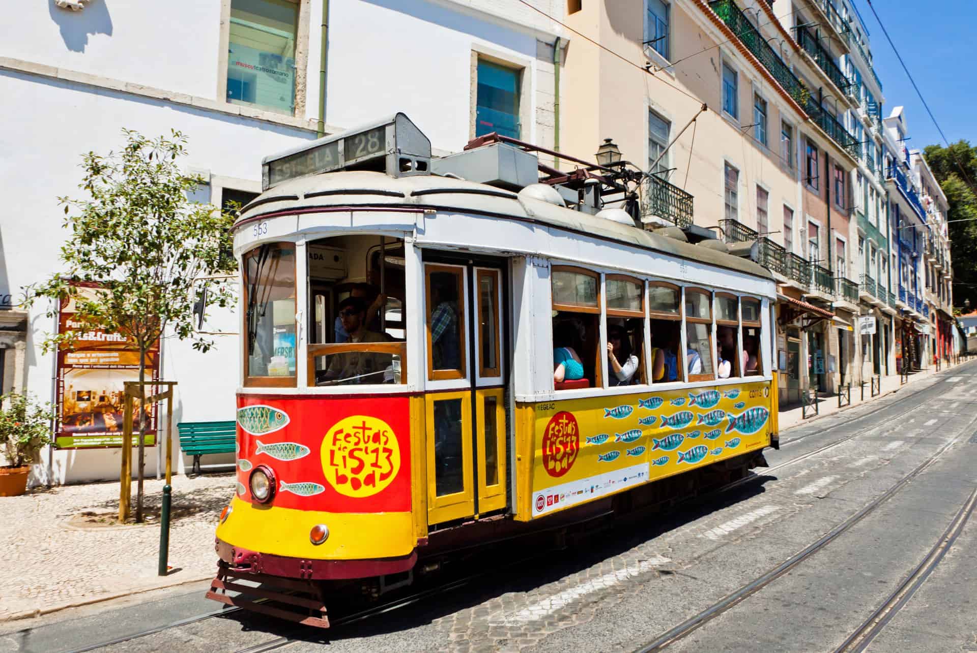 lisbonne ete tram decore sardines