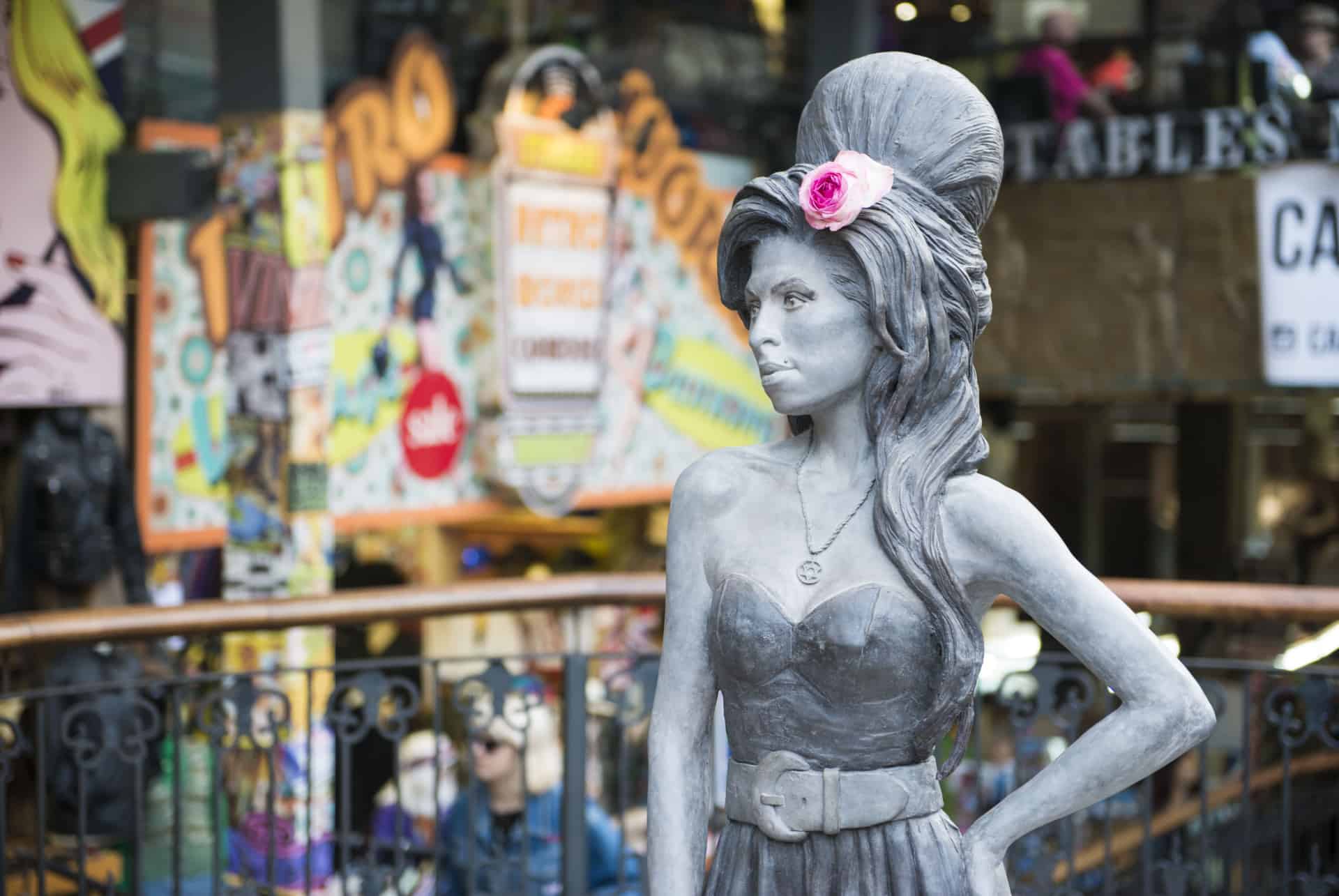 statue amy winehouse camden