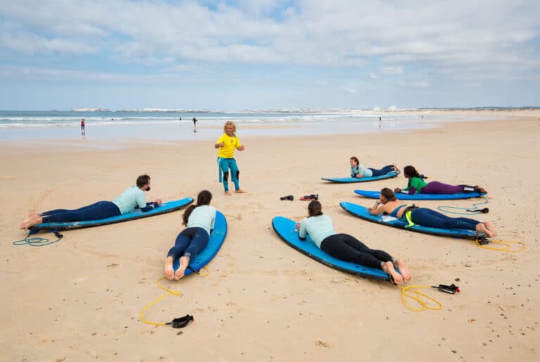 Cours de surf sur la plage de Matosinhos
