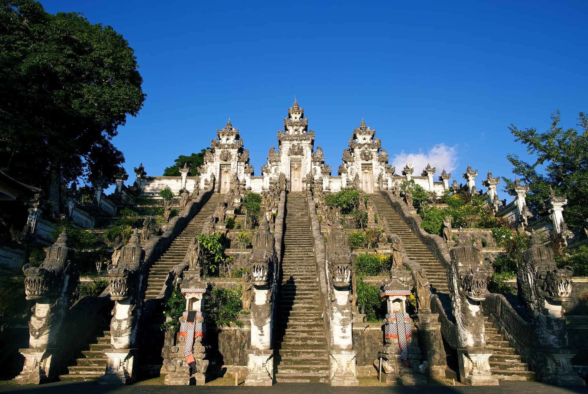 temple a bali statues