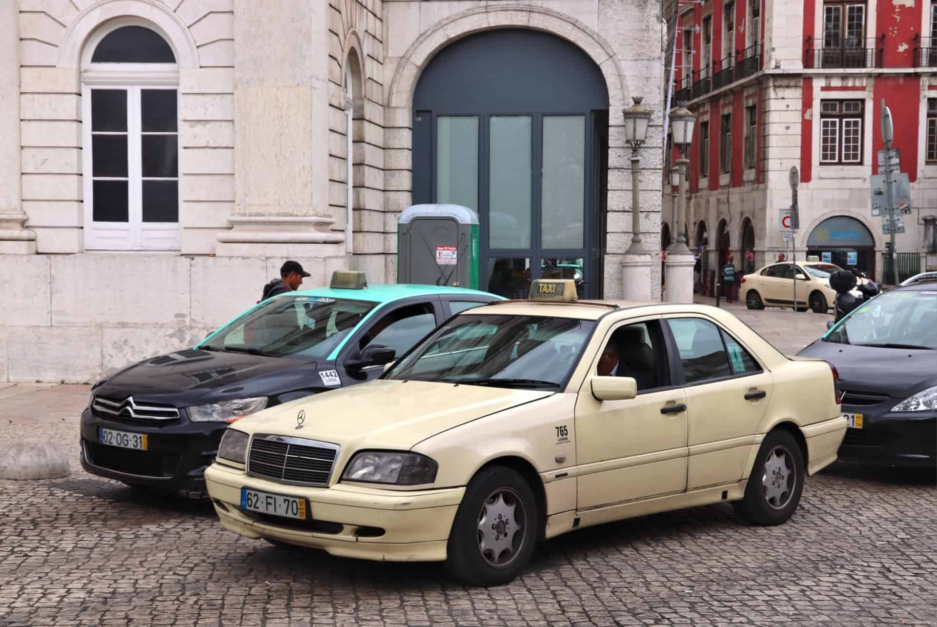 ancien taxi beige