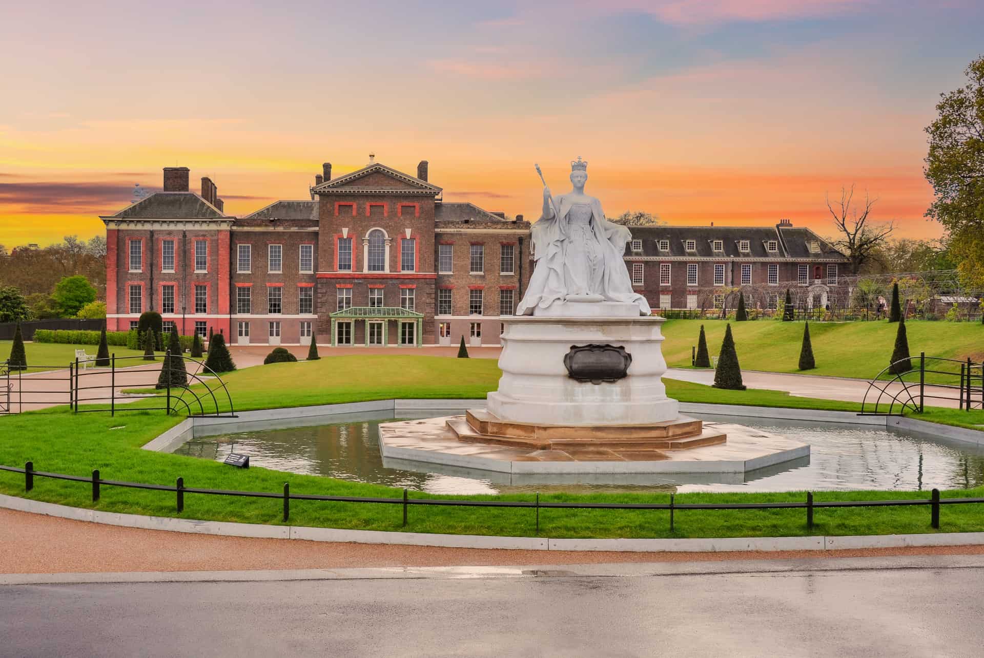 kensington palace a londres statue victoria