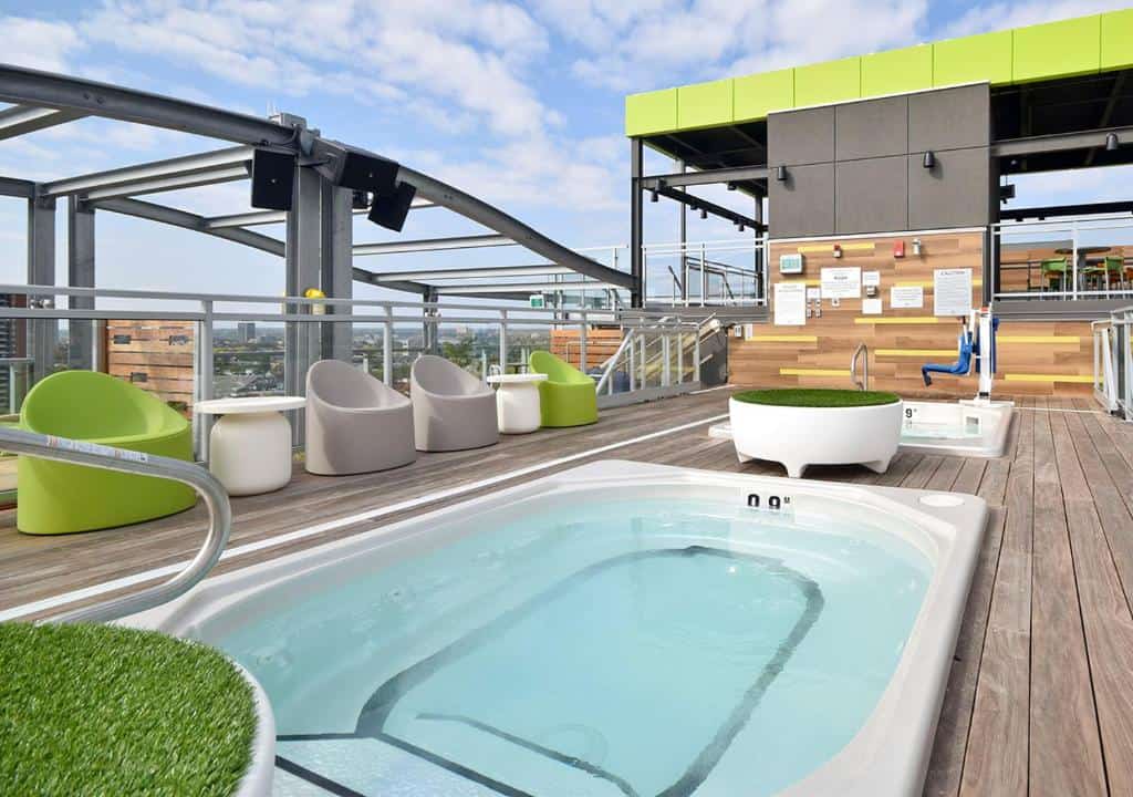 liv extended stay piscine