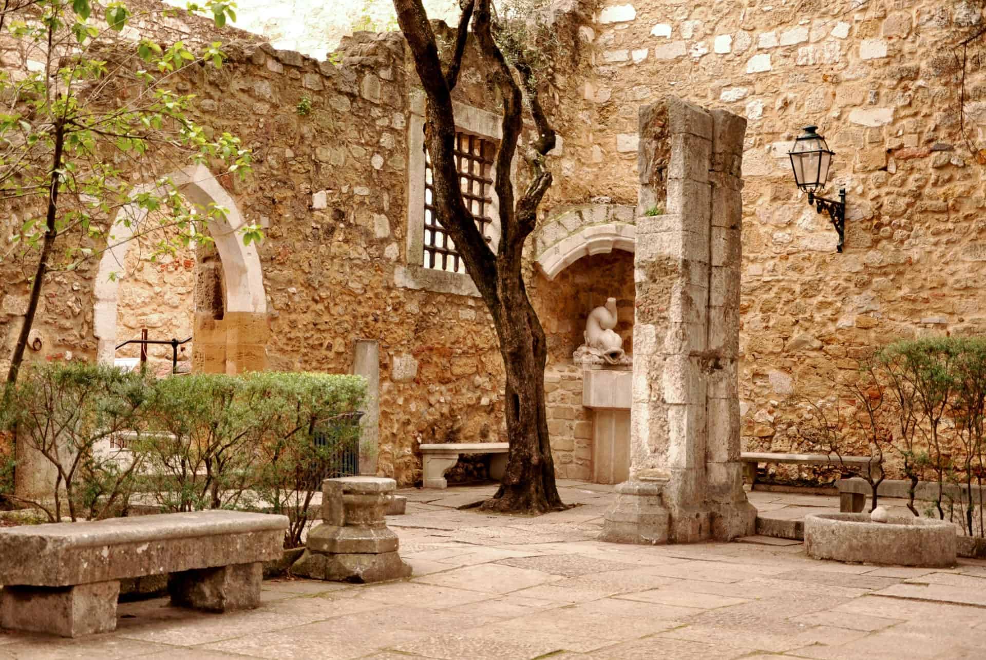 ruines ancien palais royal castelo sao jorge