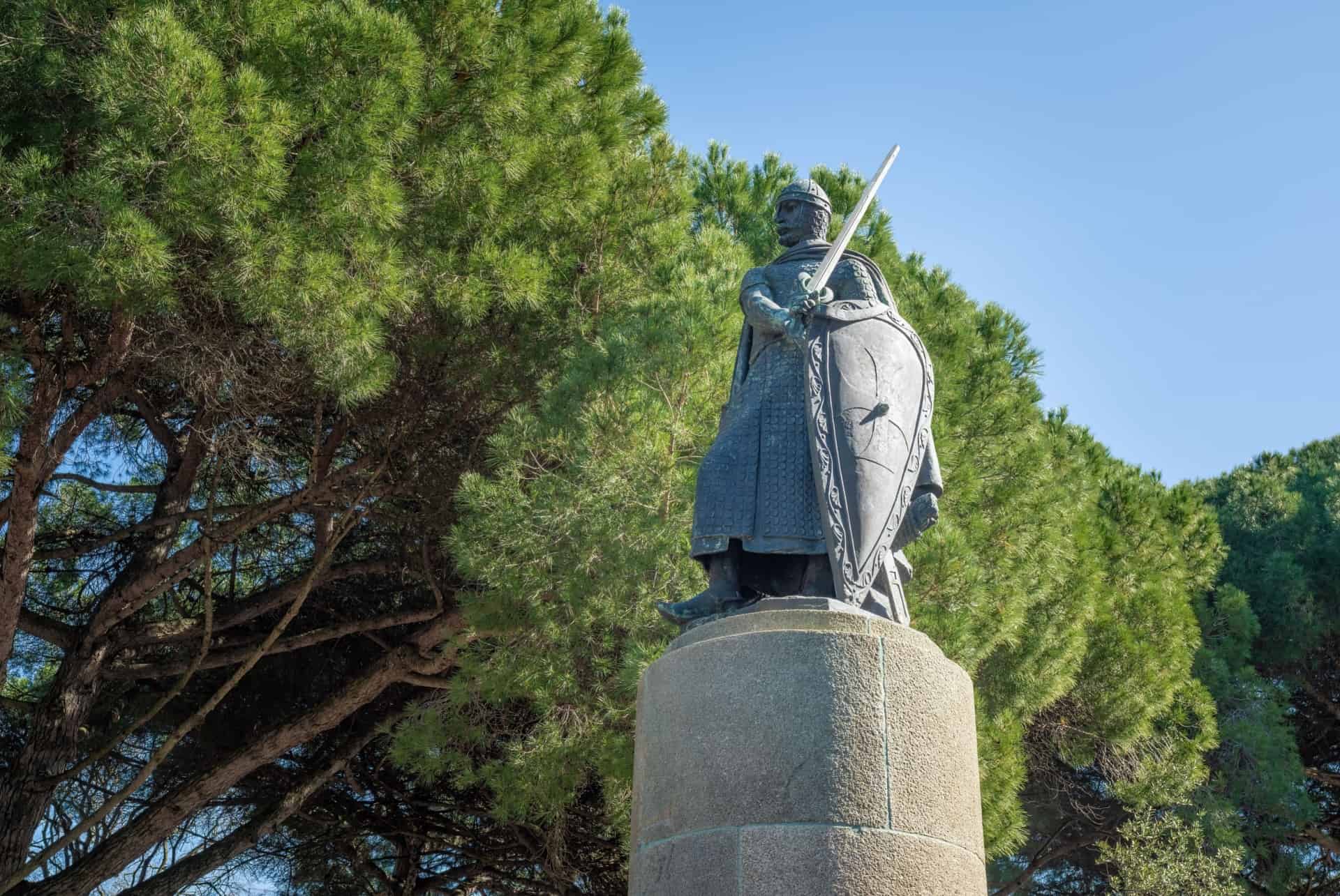 statue roi henriques castelo sao jorge