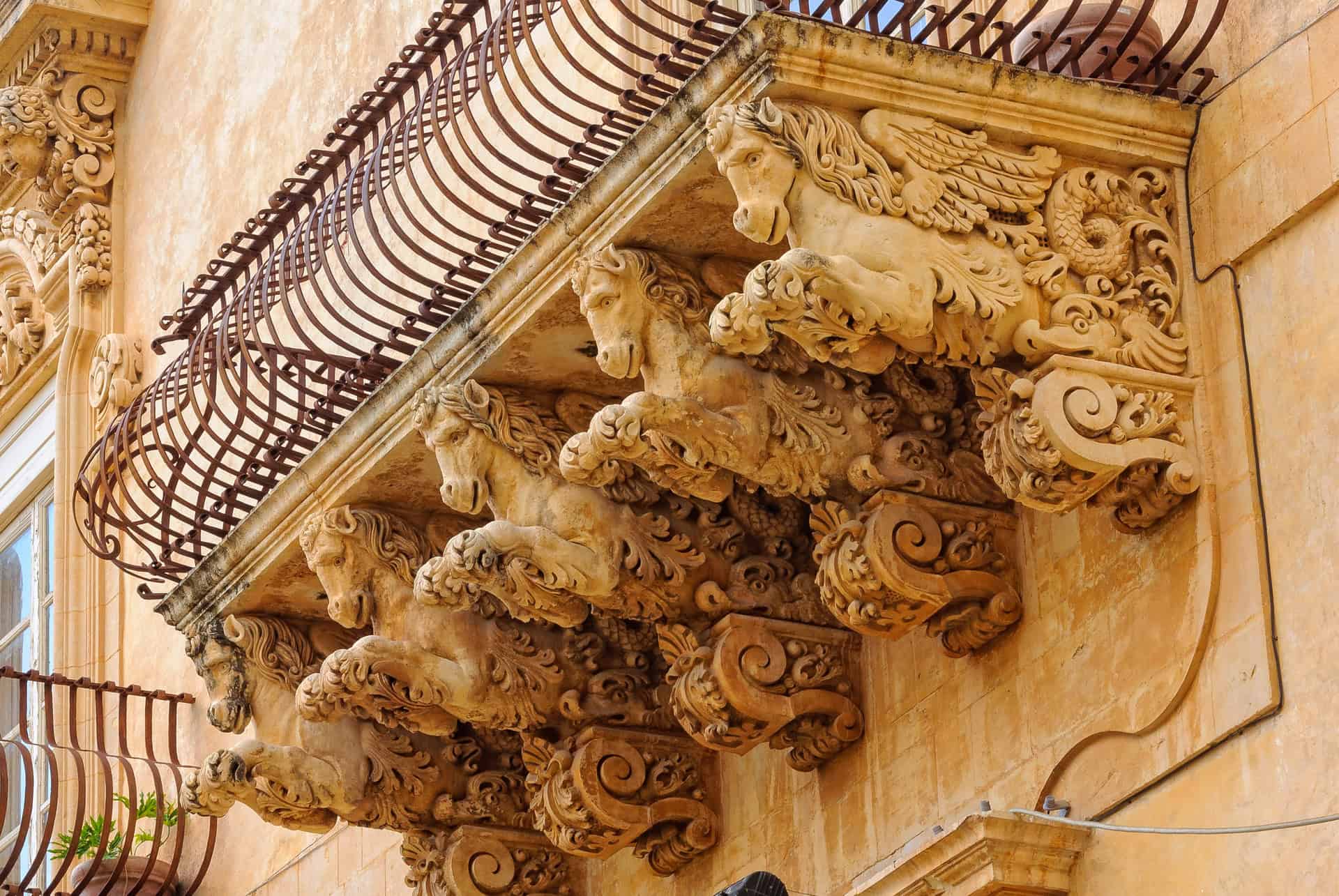 visiter noto en sicile palais nicolaci balcon