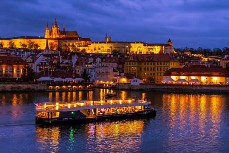 Croisière touristique en soirée