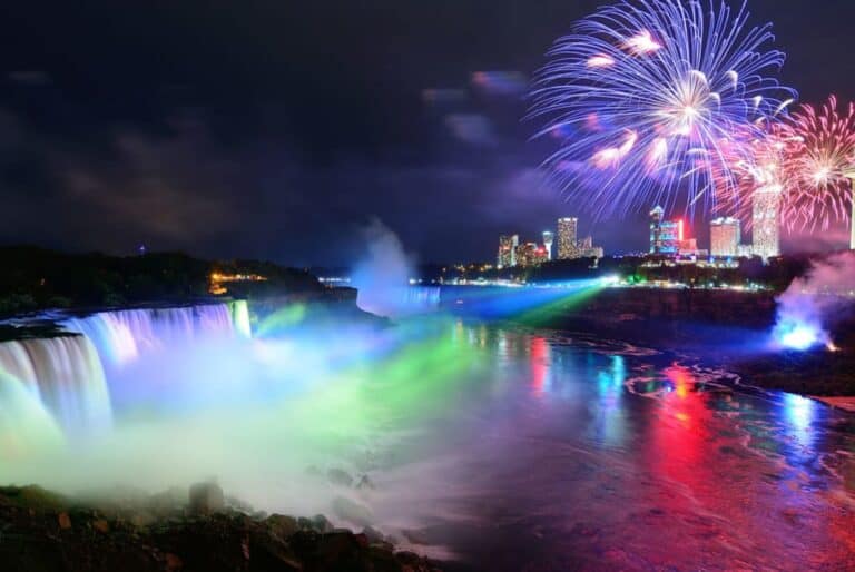 Excursion et vue sur les chutes du Niagara de nuit