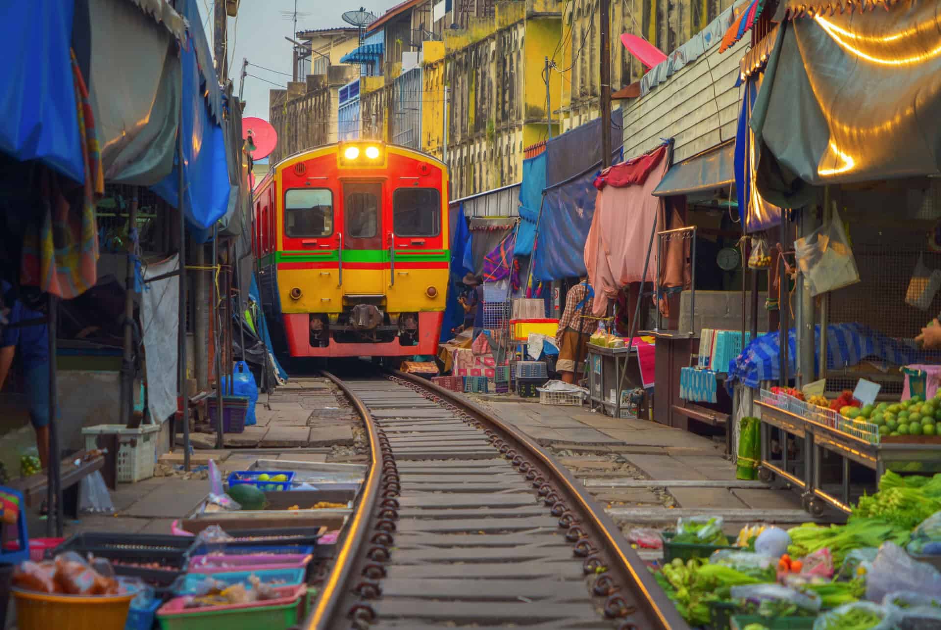 Le marché ferroviaire de Maeklong
