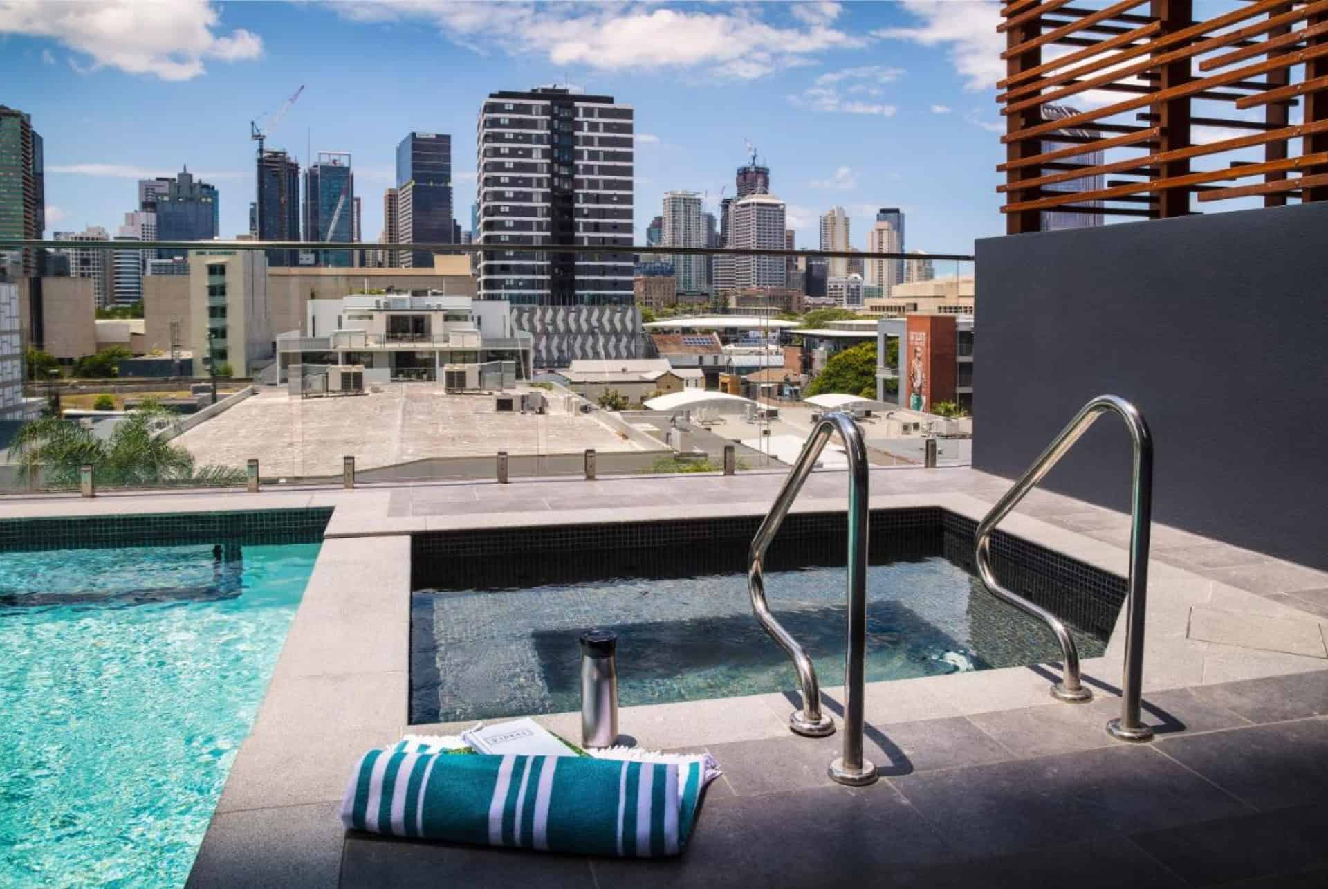 ivy and eve apartments piscine a debordement